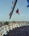 51474 Gezicht op de molenstelling met een met vlaggen getooide wiek van de molen Rijn en Zon (Adelaarstraat 30) te ...
